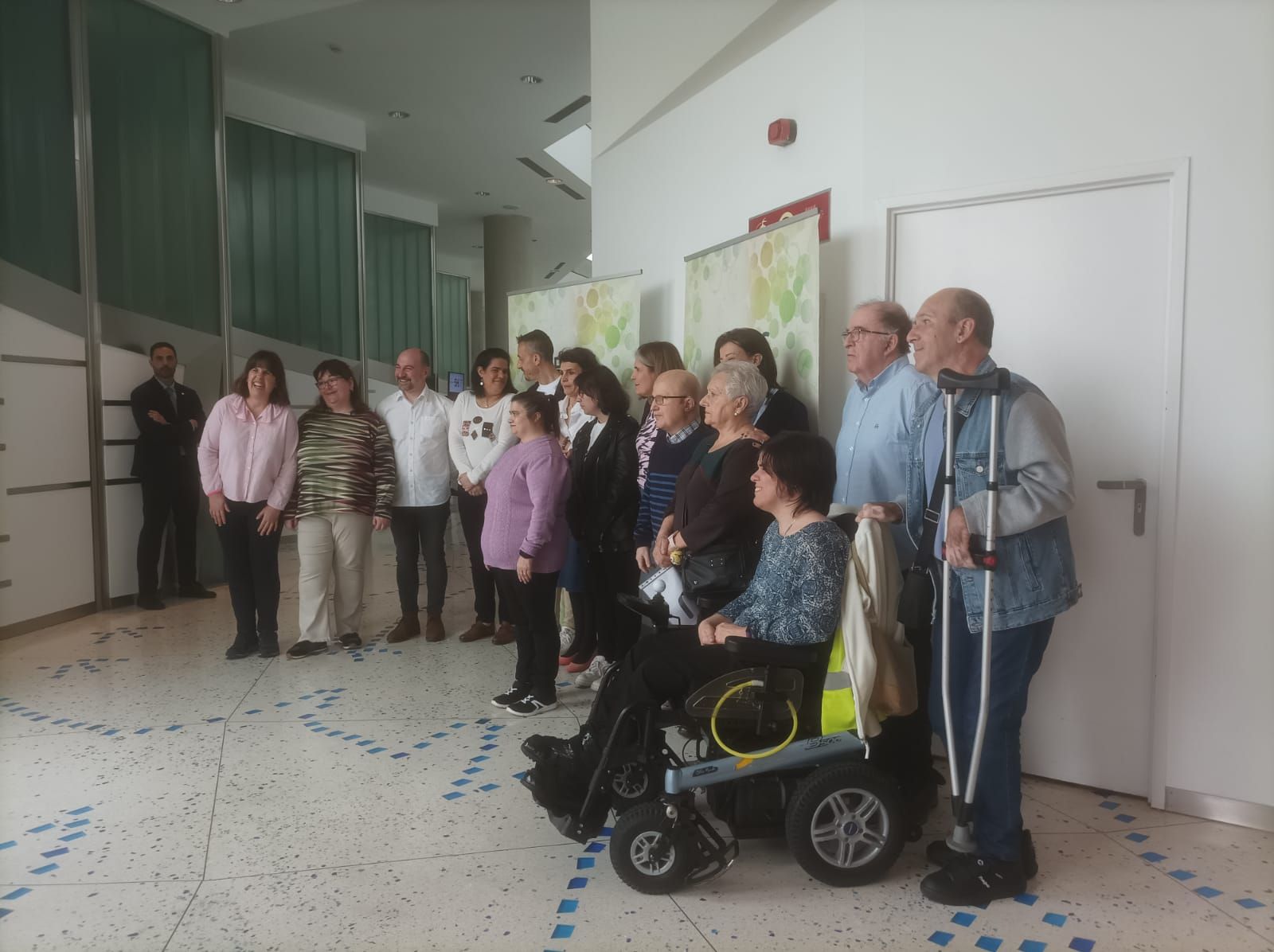 Personas con discapacidad que han participado en el acto de Fevas con los partidos políticos vascos.